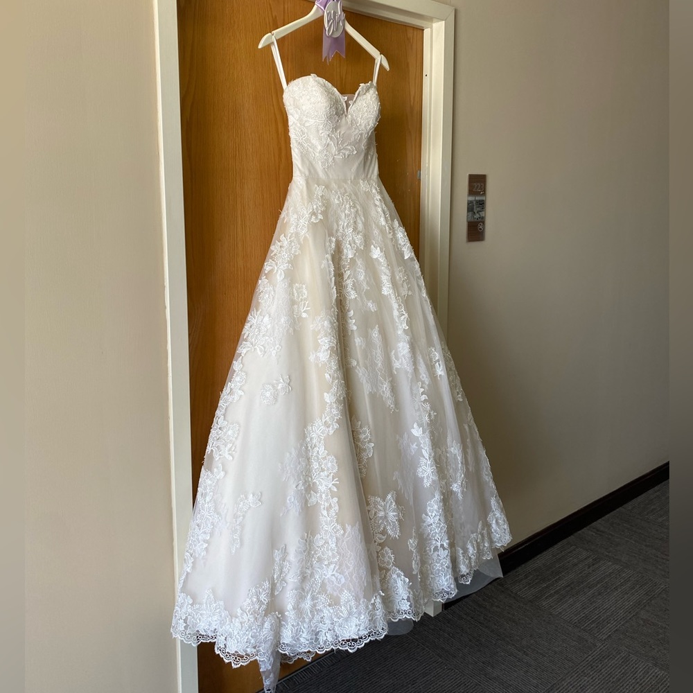 Wedding dress - Picture 10 of 10